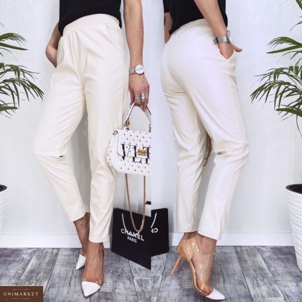 Заказать недорого на распродаже женские зауженные брюки на резинке из эко кожи (размер 42-48) цвета молоко
