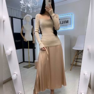 Заказать онлайн женскую юбку миди бежевого цвета из шелка армани трендовую