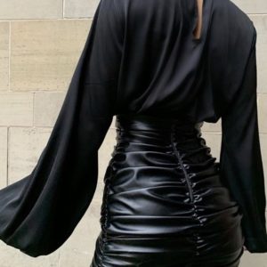Купить в интернете черную завышенную юбку из эко кожи в сборках (размер 42-48) для женщин