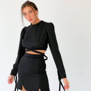 Купити жіночий чорний костюм: закритий топ зі спідницею міні по знижці