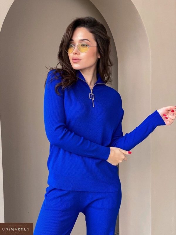 Заказать онлайн женский однотонный вязаный костюм со змейкой на воротнике синего цвета