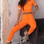 Замовити жіночий в'язаний костюм помаранчевого кольору з топом з коротким рукавом на розпродажі