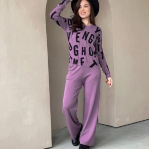 Заказать онлайн женский костюм машинной вязки лиловый с крупными буквами