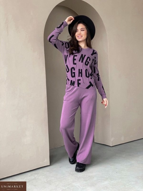 Заказать онлайн женский костюм машинной вязки лиловый с крупными буквами