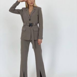 Приобрести по низким ценам женский костюм: пиджак с брюками клёш и разрезами спереди цвета мокко
