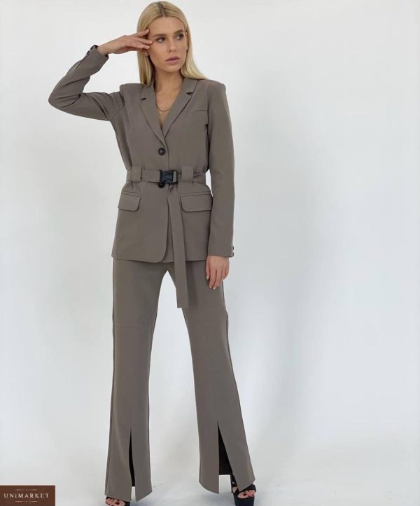 Придбати за низькими цінами жіночий костюм: піджак з брюками кльош і розрізами спереду кольору мокко