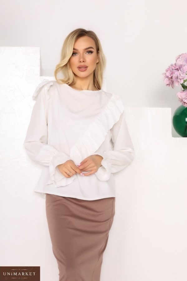 Купити білу жіночу блузу з софта по знижці з рюшами (розмір 42-56)