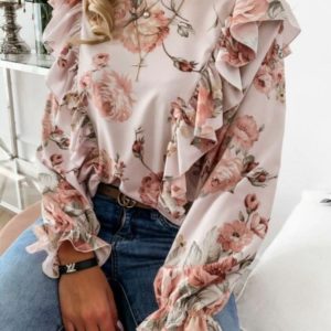 Заказать женскую цветочную блузу по скидке с рюшами цвета пудра из шифона