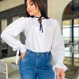 Заказать белую блузу с контрастной завязкой для женщин на шее (размер 42-56) недорого