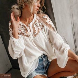Заказать белого цвета свободную блузу из шифона женскую с кружевом онлайн