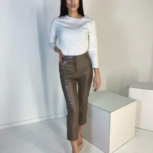 Заказать онлайн цвета мокко короткие брюки из эко кожи с карманами для женщинкороткие брюки из эко кожи с карманами
