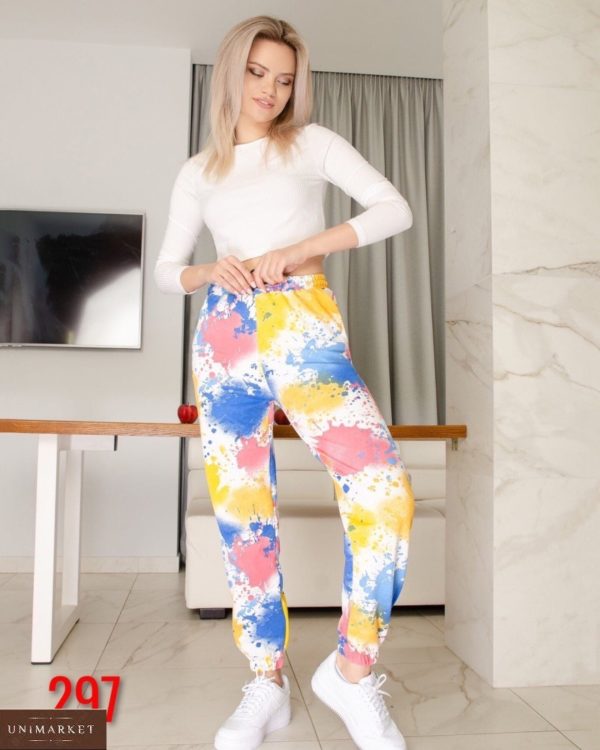 Купить белого цвета женские спортивные штаны с разноцветным принтом (размер 42-50) в интернете