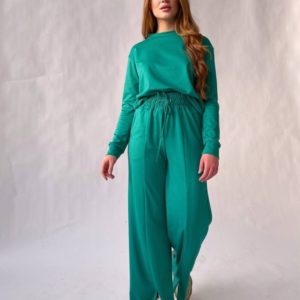 Придбати зелений жіночий трикотажний костюм з широкими штанами з розрізами по знижці