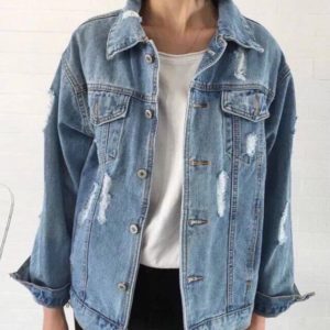 Заказать онлайн женскую куртку из джинса с царапками голубого цвета