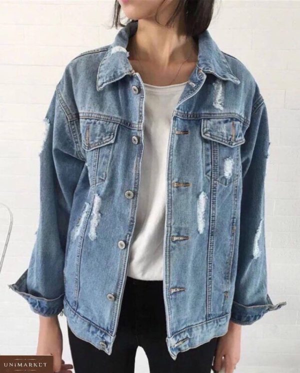Заказать онлайн женскую куртку из джинса с царапками голубого цвета