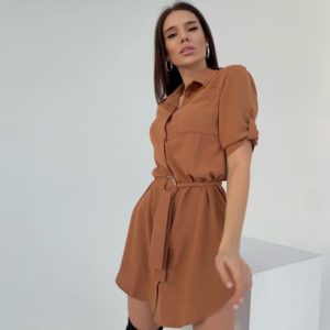 Заказать онлайн женскую платье-рубашка длины мини цвета мокко из жатки по скидке