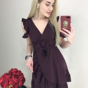 Замовити онлайн жіноче плаття кольору Марсал на запах з рюшами і поясом недорого
