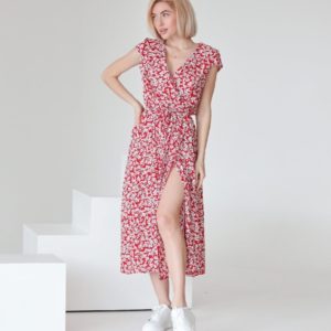 Купить по низким ценам женское цветочное платье на запах красное из штапеля (размер 42-48)