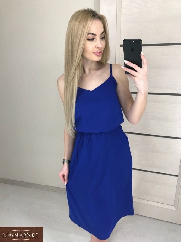 Купить онлайн женское платье на бретельках цвета электрик из матового шелка