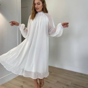 Заказать белое женское закрытое свободное платье в горошек в интернете
