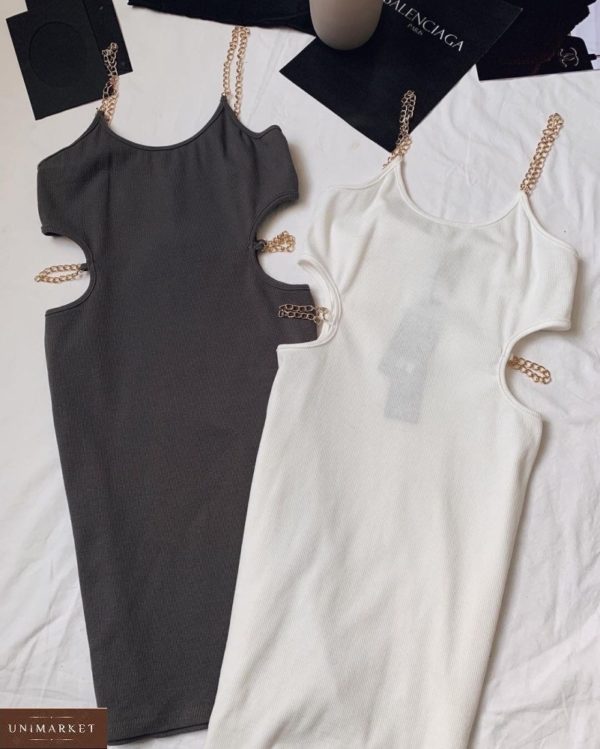 Заказать онлайн серое, белое обтягивающее трикотажное платье женское на цепочках по низким ценам