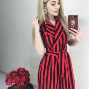 Приобрести красно-черное женское платье в вертикальную полоску онлайн с поясом