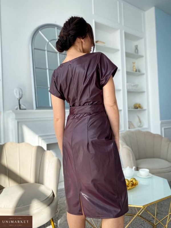 Приобрести по скидке женское платье из эко кожи бордо с коротким рукавом и поясом (размер 50-56)