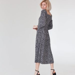 Заказать онлайн принтованное платье миди черного цвета с разрезом на ноге (размер 40-54) для женщин
