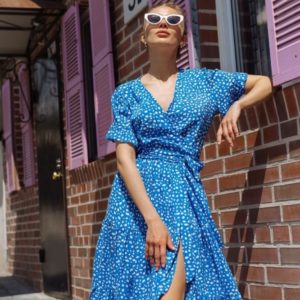 Приобрести голубое женское летнее платье онлайн на запах с рюшами (размер 42-48)