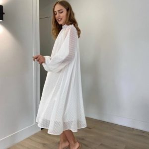 Купить в интернет-магазине женское закрытое свободное платье в горошек белого цвета