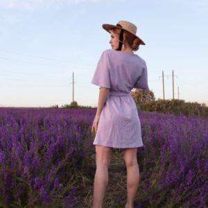 Приобрести женское платье мини из льна в интернете на запах (размер 42-48) лилового цвета
