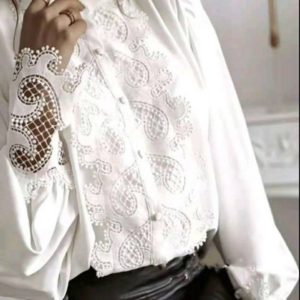 Заказать онлайн рубашку из шифона белого цвета с кружевом для женщин