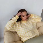 Купить желтый женский свитер оверсайз в гусиную лапку по скидке
