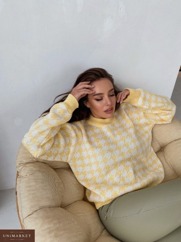 Купити жовтий жіночий светр оверсайз в гусячу лапку по знижці