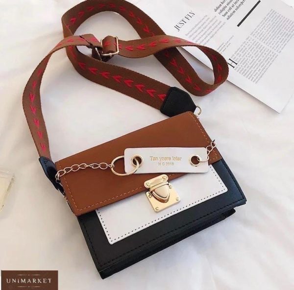 Замовити онлайн міні сумку жіночу з брелоком з написом коричневу