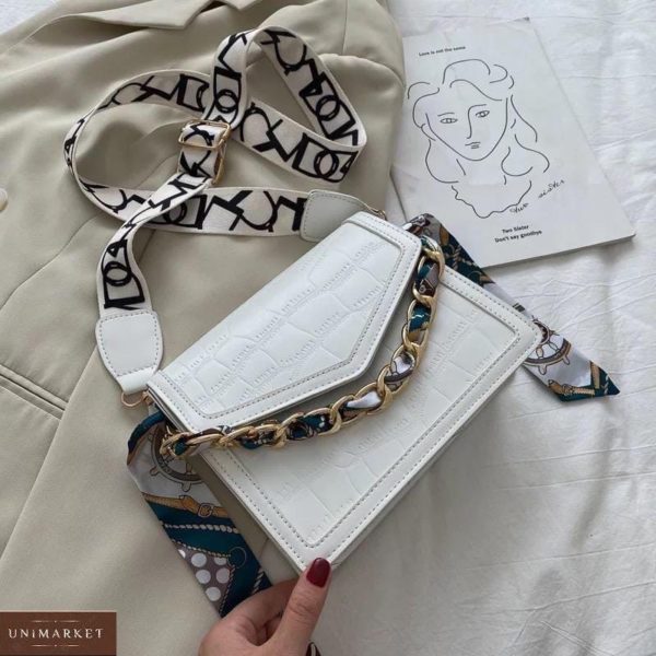 Купити жіночу міні сумку білого кольору з ланцюгом і хусткою онлайн