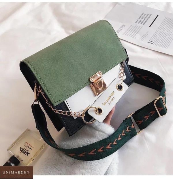 Купить зеленого цвета женскую мини сумку с брелком по скидке с надписью