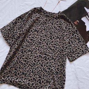 Придбати недорого жіночу футболку бежеву з леопардовим принтом