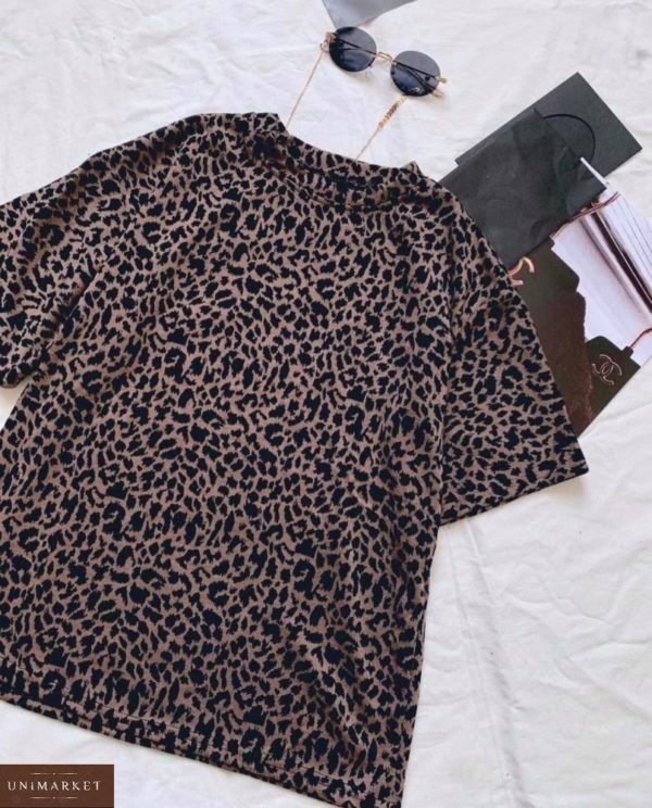 Купить онлайн коричневого цвета футболку с леопардовым принтом для женщин