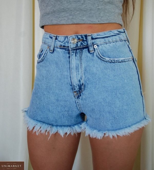 Купить голубые короткие шорты для женщин из джинса с необработанным краем по скидке