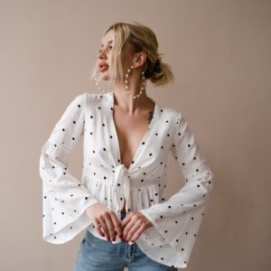 Купить в интернете женскую блузу с рукавами-колокольчиками в горошек (размер 42-48) для женщин