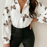 Купити білу блузу з принтом метелики (розмір 42-48) по знижці для жінок
