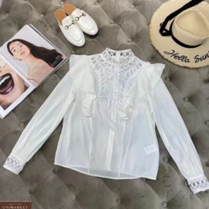 Заказать женскую блузу с рюшами белого цвета и кружевными вставками по низким ценам