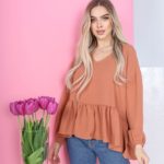 Купити цегляного кольору для жінок вільну блузку з рюшів в Україні
