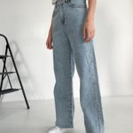 Купить недорого голубые свободные джинсы с необработанным краем для женщин