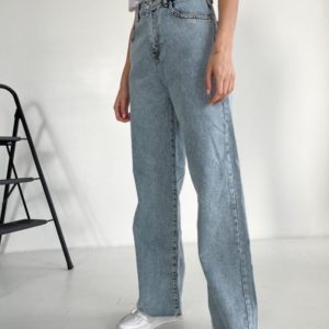 Купити недорого блакитні вільні джинси з необробленим краєм для жінок