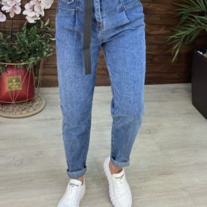 Купить онлайн женские джинсы мом голубые с карманами с поясом