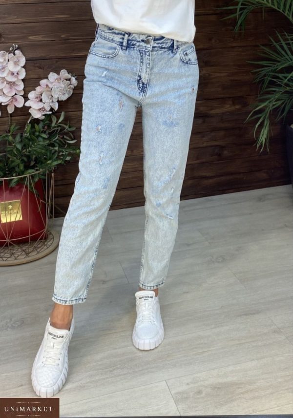 Купить голубого цвета женские джинсы Мом с дырками онлайн