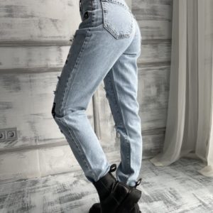 Придбати жіночі блакитні джинси з нашивками в Україні
