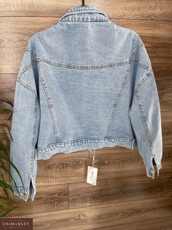 Приобрести онлайн женскую джинсовую куртку с акцентом на кармане голубого цвета